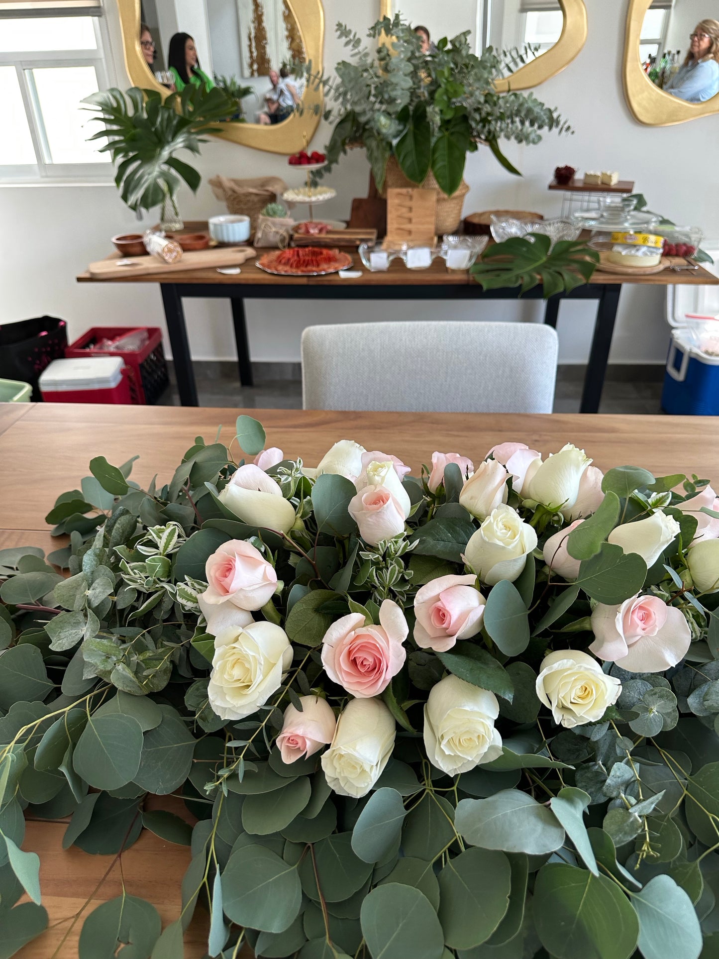 Centro de mesa rectangular con rosas y follaje moneda.