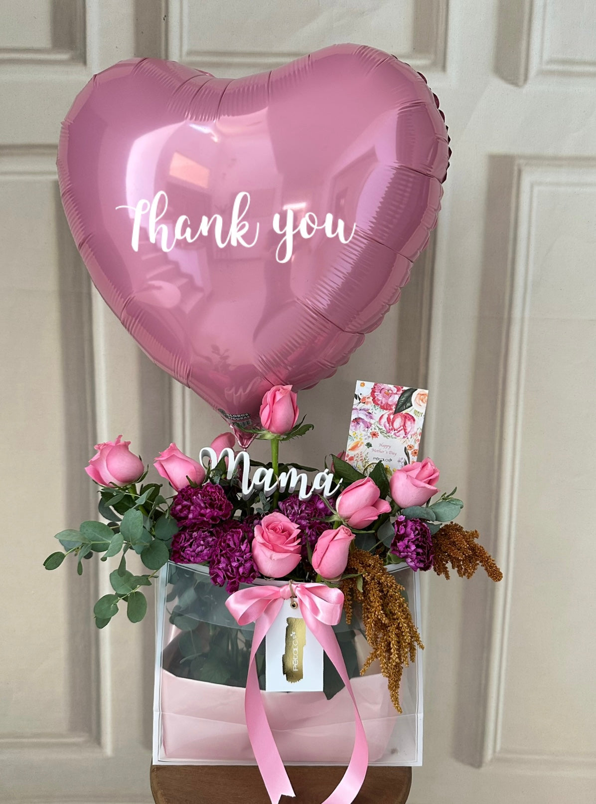 Bolsa con flores y globo