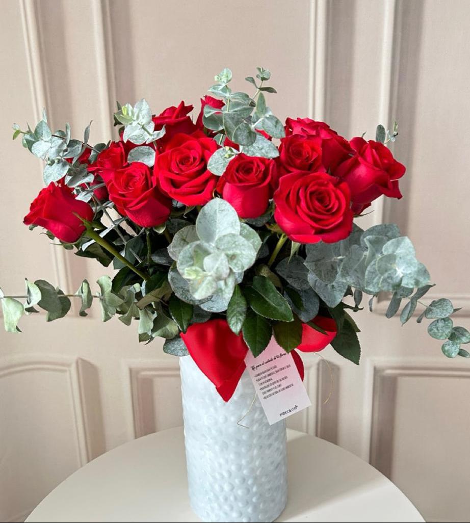 24 Rosas y Eucalipto en cilindro alto.