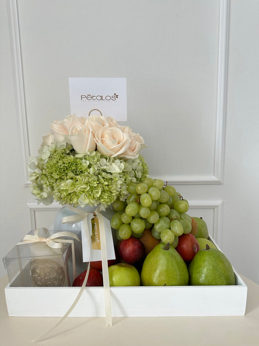 Charola con arreglo floral sol, fruta y cirio.