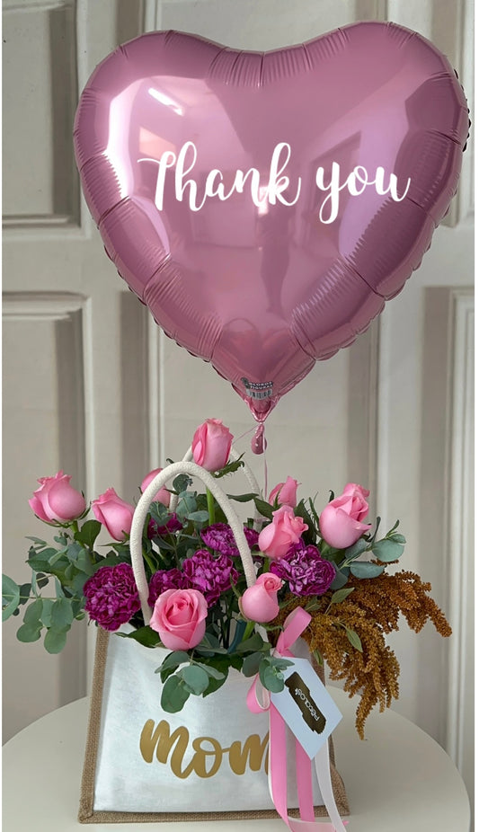 Bolsa de playa con doce rosas y follajes y globo