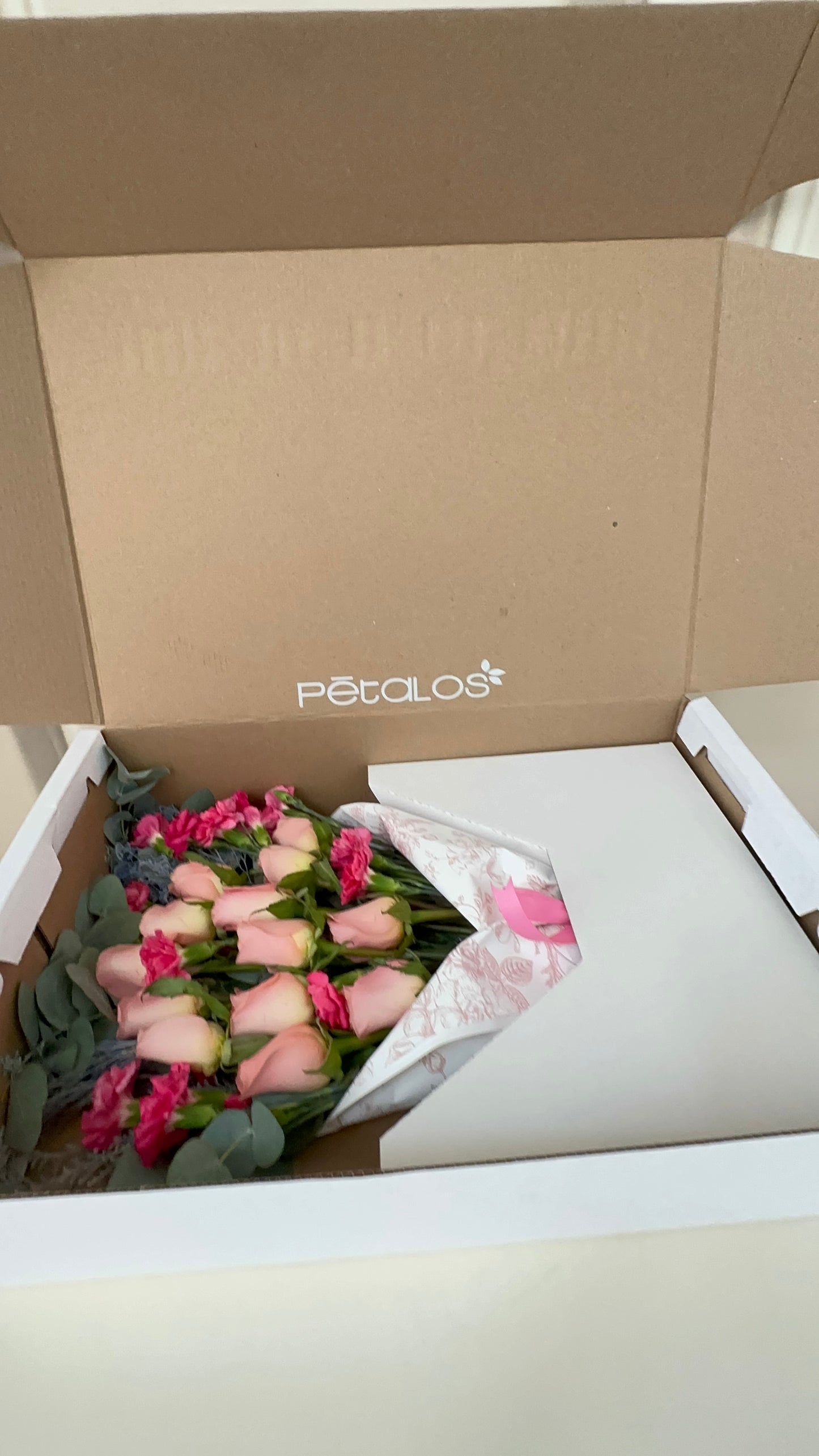 Caja con bouquet de flores