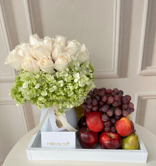 Charola con arreglo floral sol y  fruta