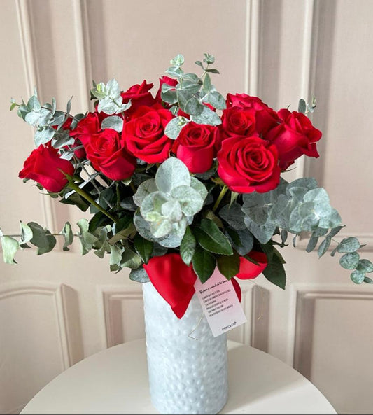 24 Rosas y Eucalipto en cilindro alto.
